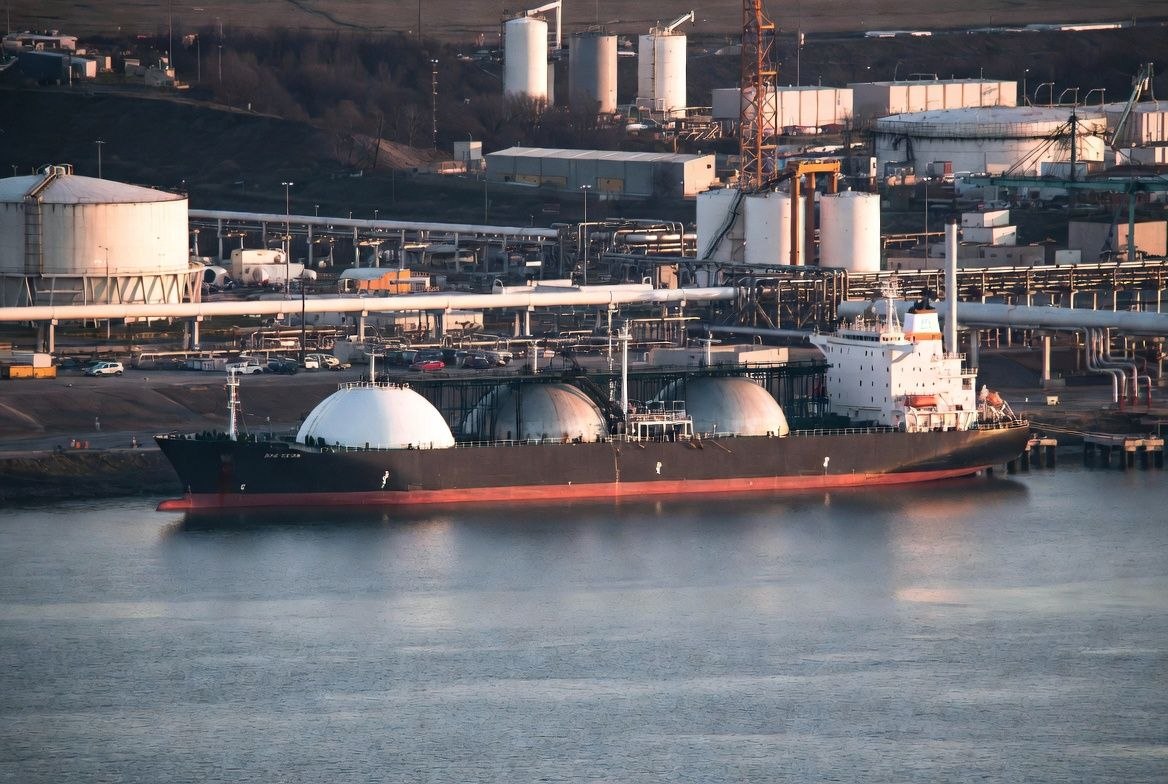 Noticias de petróleo, gas y energía 4 de junio de 2026: datos de la EIA sobre reservas, pronóstico de analistas hasta 2027, OPEP+ 7 de junio, combustible de aviación, GNL y mercado eléctrico.