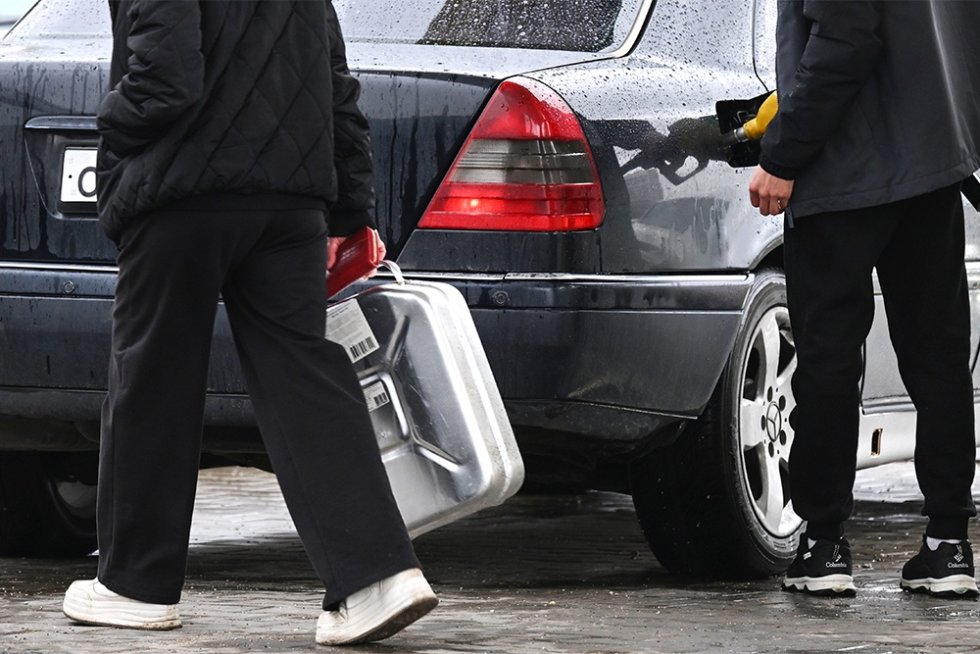 Aumento de los precios de la gasolina y diésel en la bolsa limitado. ¿Cómo ayudará a controlar los precios en las estaciones de servicio?